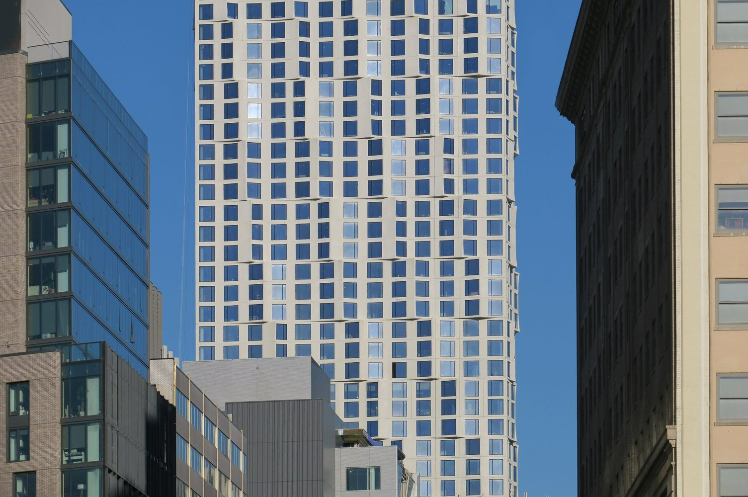 Toa nha choc troi anh 2