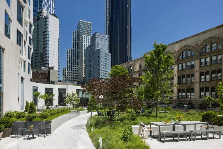 Toa nha choc troi anh 9