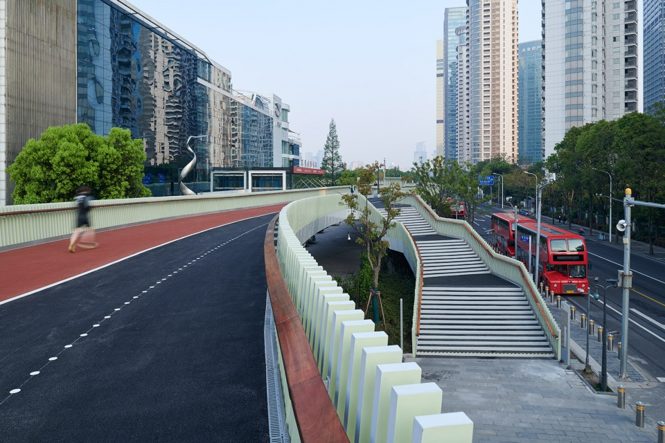 Cau vuot tren cao tich hop canh quan xanh tai Thuong Hai hinh anh