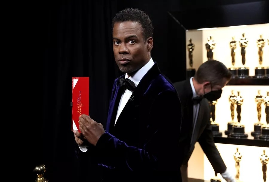 Chris Rock noi dan Oscar 2023 nhu 'nan nhan ve noi bi dam chet' hinh anh