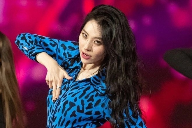 Nghe si Kpop mac kin dao khi trinh dien o Saudi Arabia hinh anh