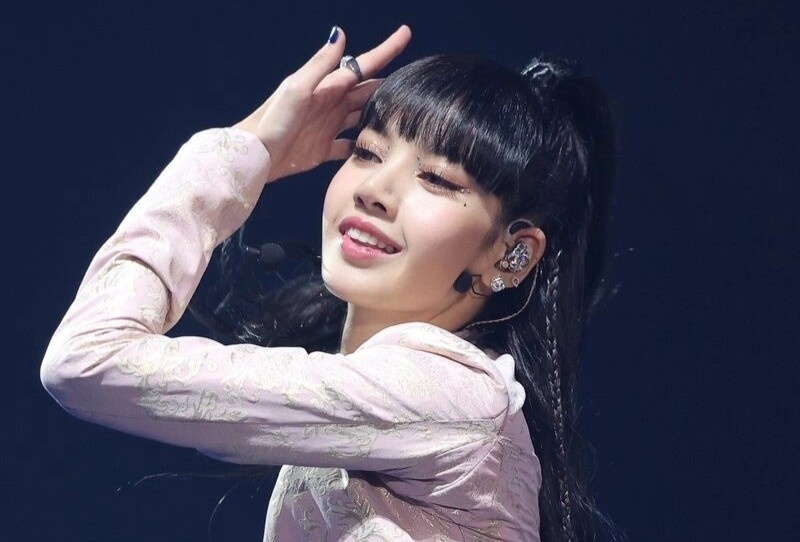 Lisa (BlackPink) mua cot hinh anh