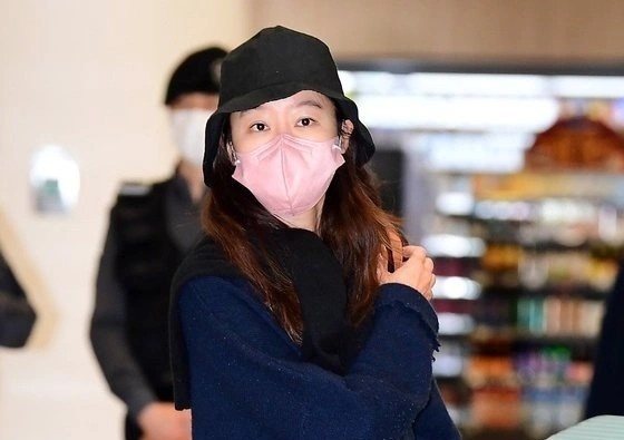 Gong Hyo Jin ve Han Quoc mot minh sau le cuoi tai My hinh anh