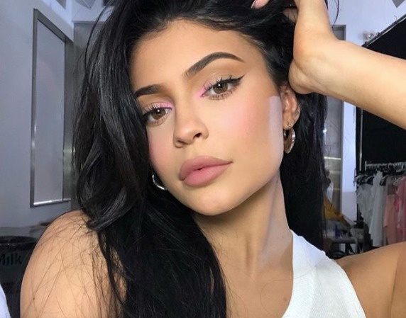 Kylie Jenner gay tranh cai vi nhan dep tu nhien hinh anh