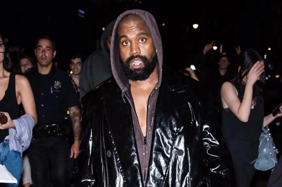 Kanye West bi duoi khi vao tru so Skechers hinh anh