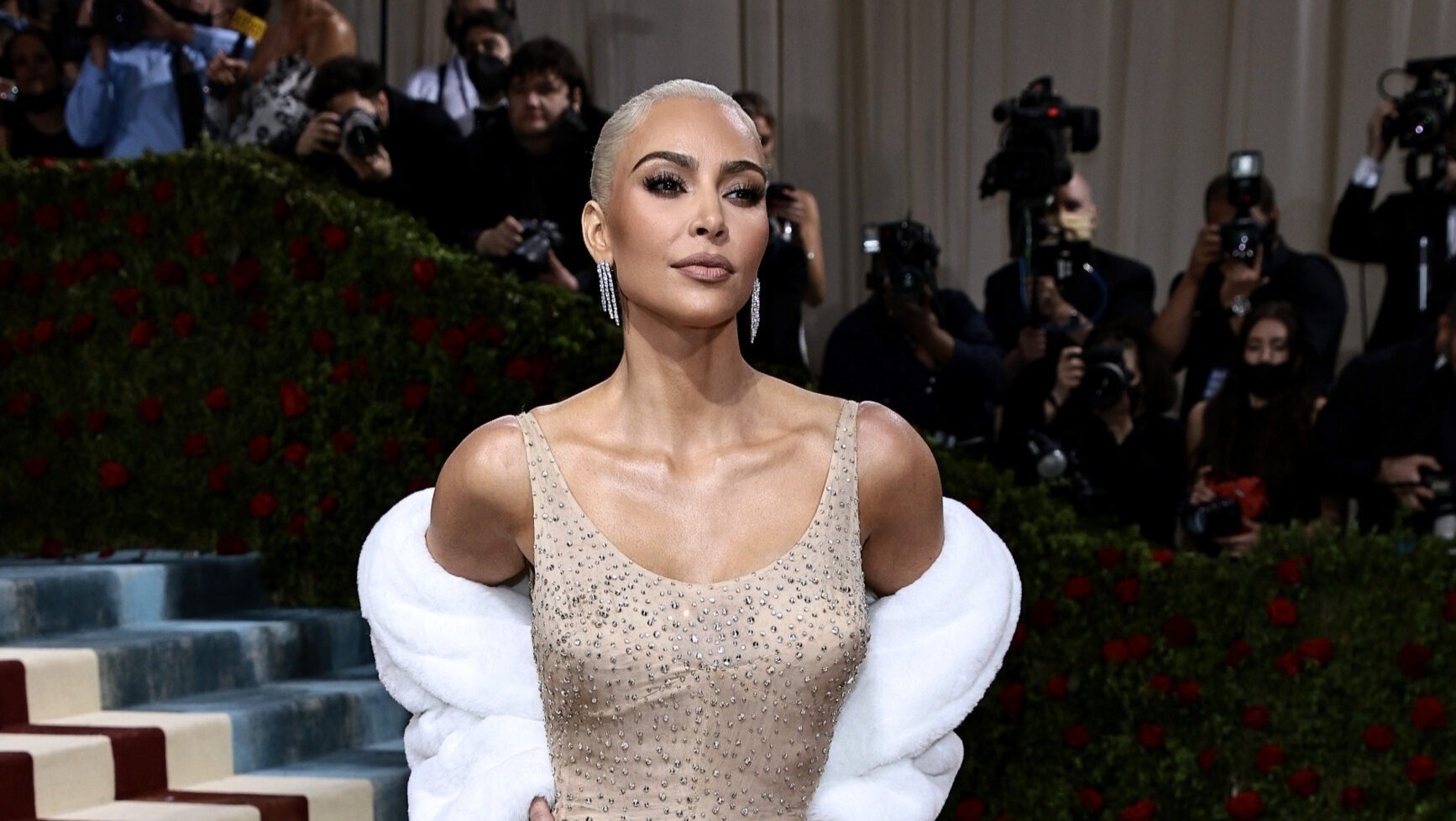 Nhung trang phuc gay tranh cai nhat nam 2022 hinh anh