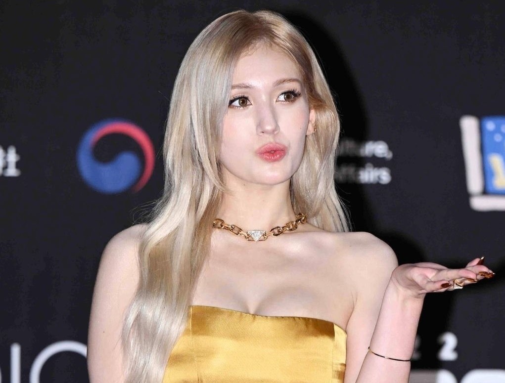 'Bong hong lai' Somi thay 6 bo do o MAMA 2022 hinh anh