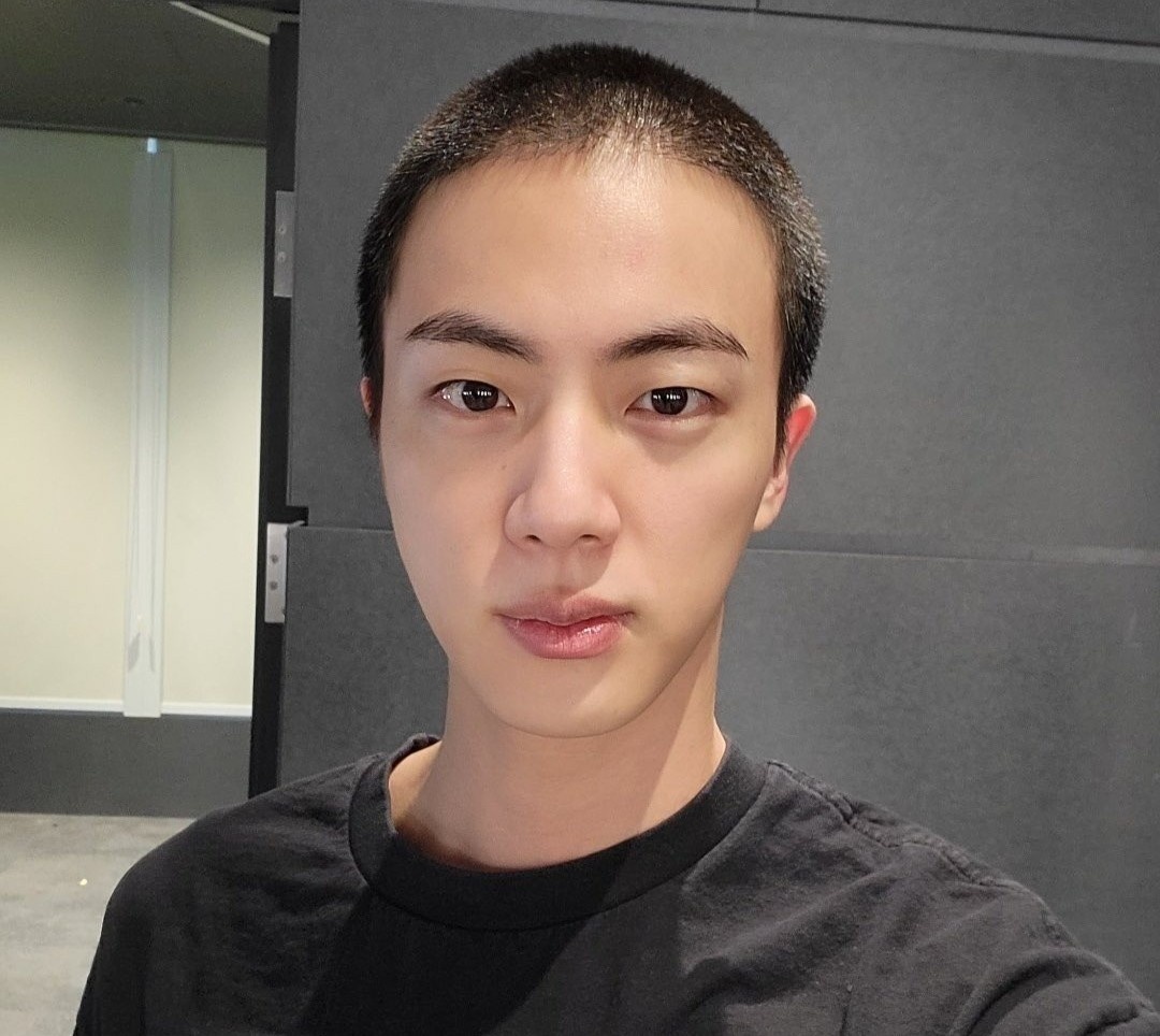 Hinh anh chuan bi nhap ngu cua Jin (BTS) hinh anh