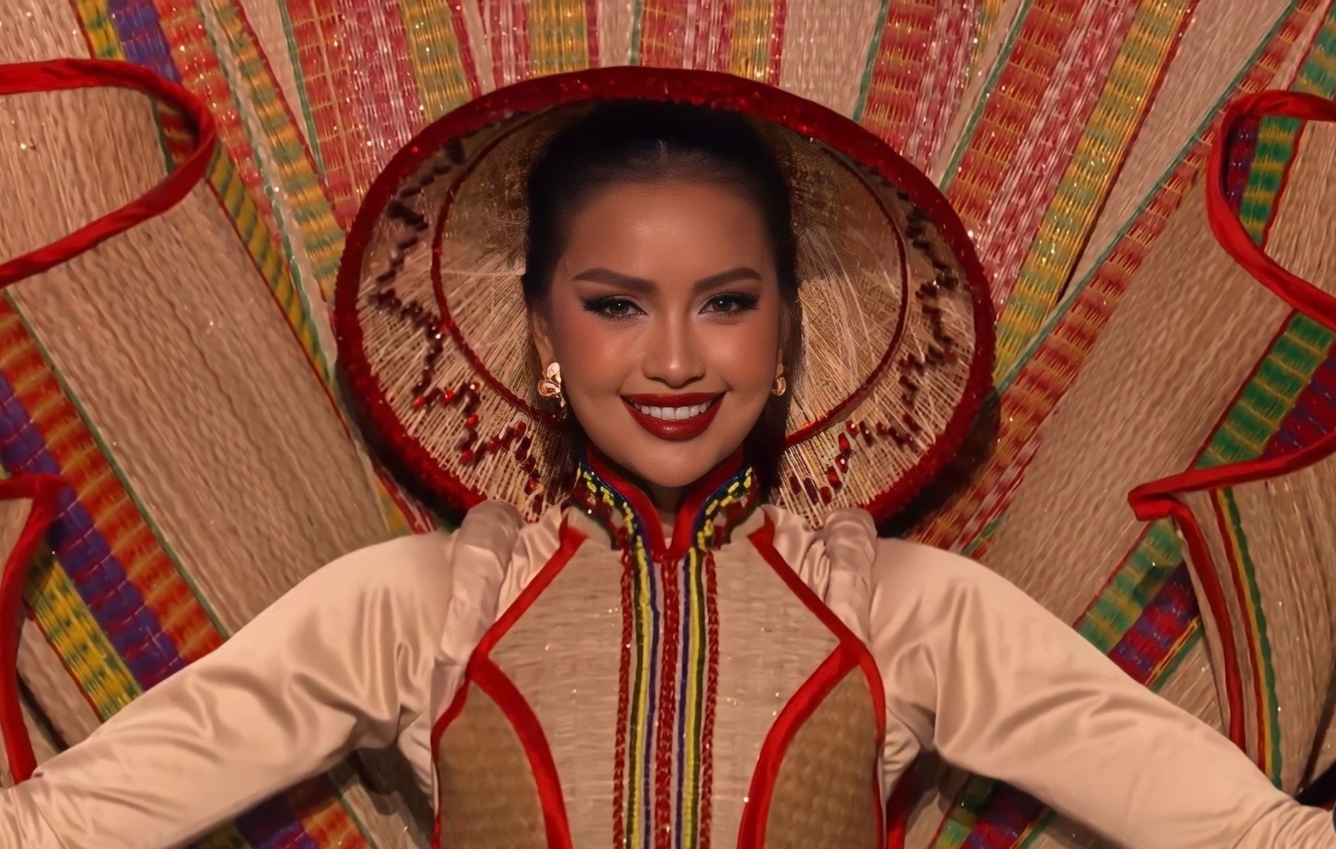 Ngoc Chau lung tung trong phan thi trang phuc dan toc hinh anh