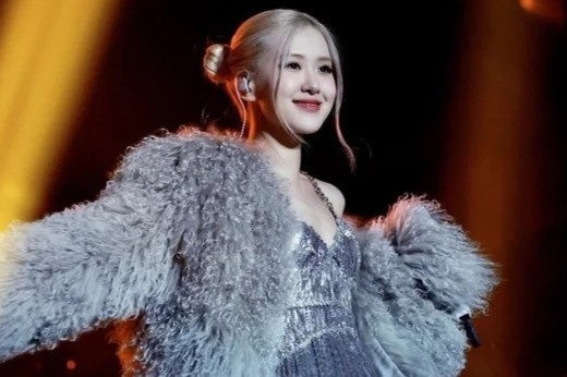 Rose (BlackPink) gap su co khi dang dien o Indonesia hinh anh