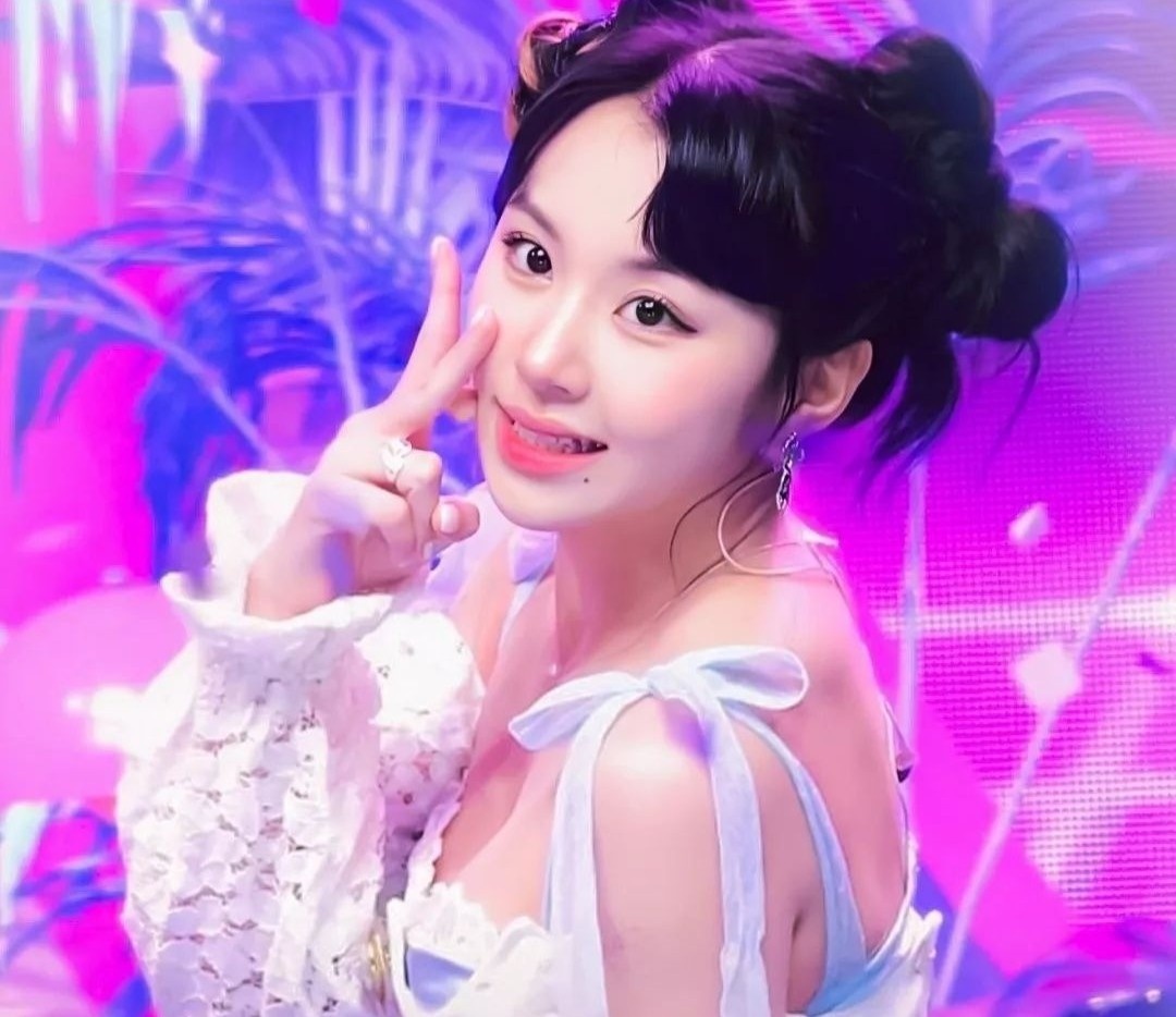 Chaeyoung (TWICE) xin loi vi mac trang phuc khong phu hop hinh anh
