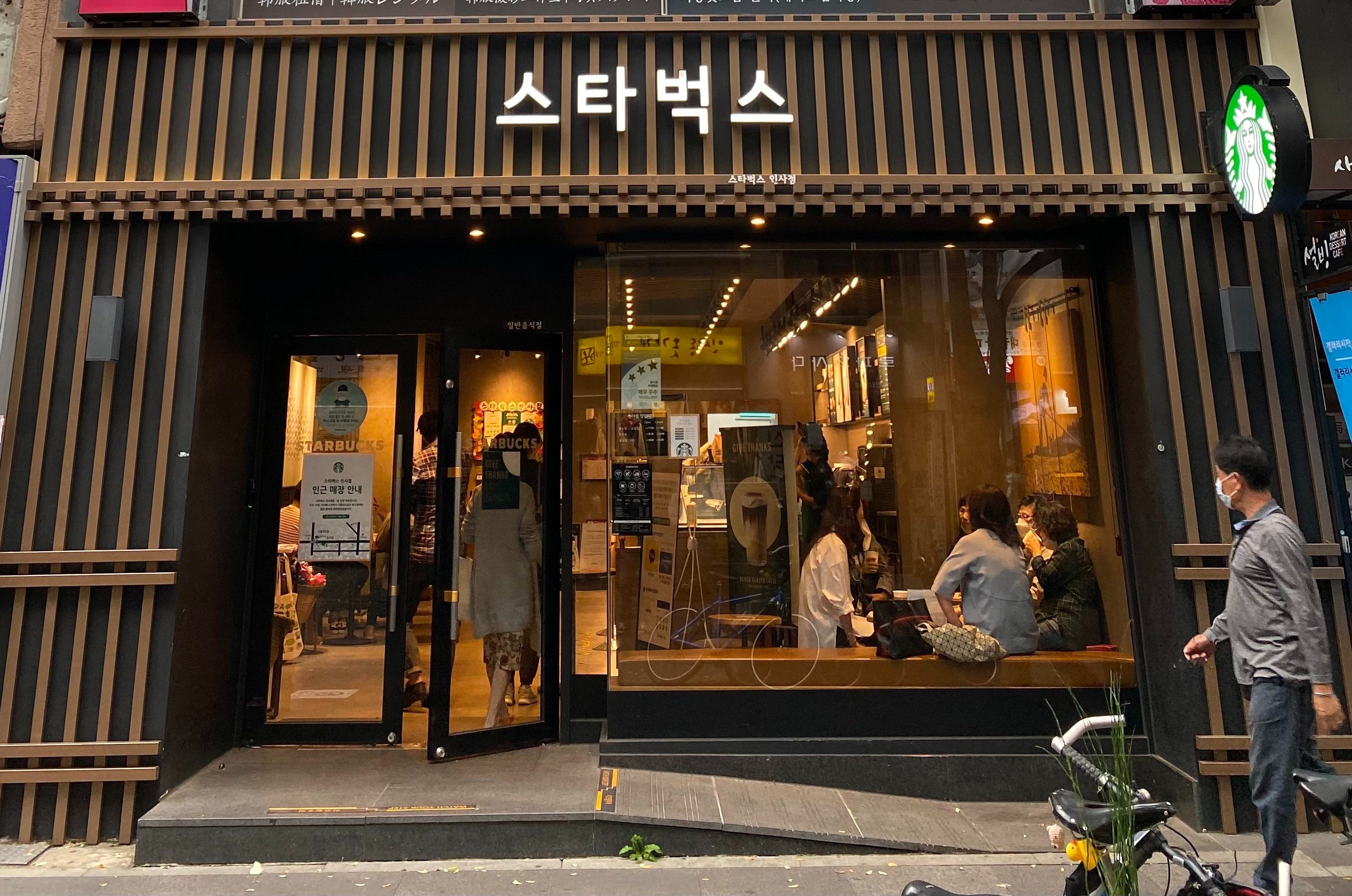 Noi Starbucks hay McDonald's phai nhap gia tuy tuc hinh anh