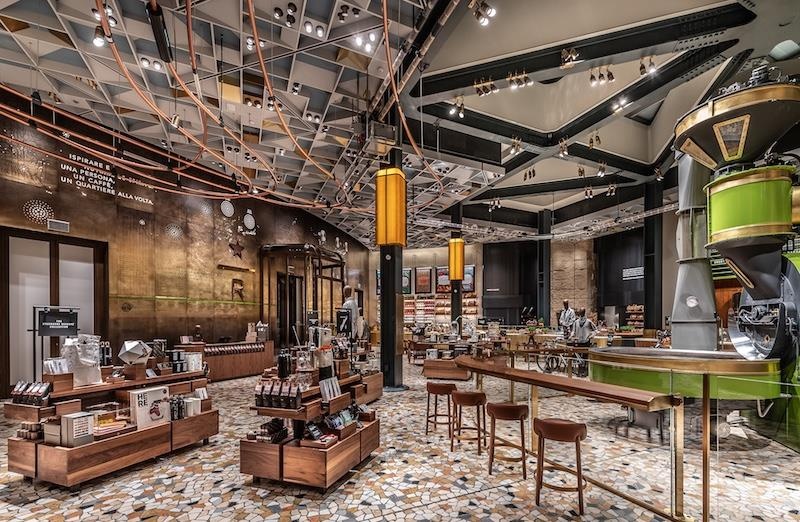 Ben trong cua hang Starbucks duy nhat tai Italy hinh anh
