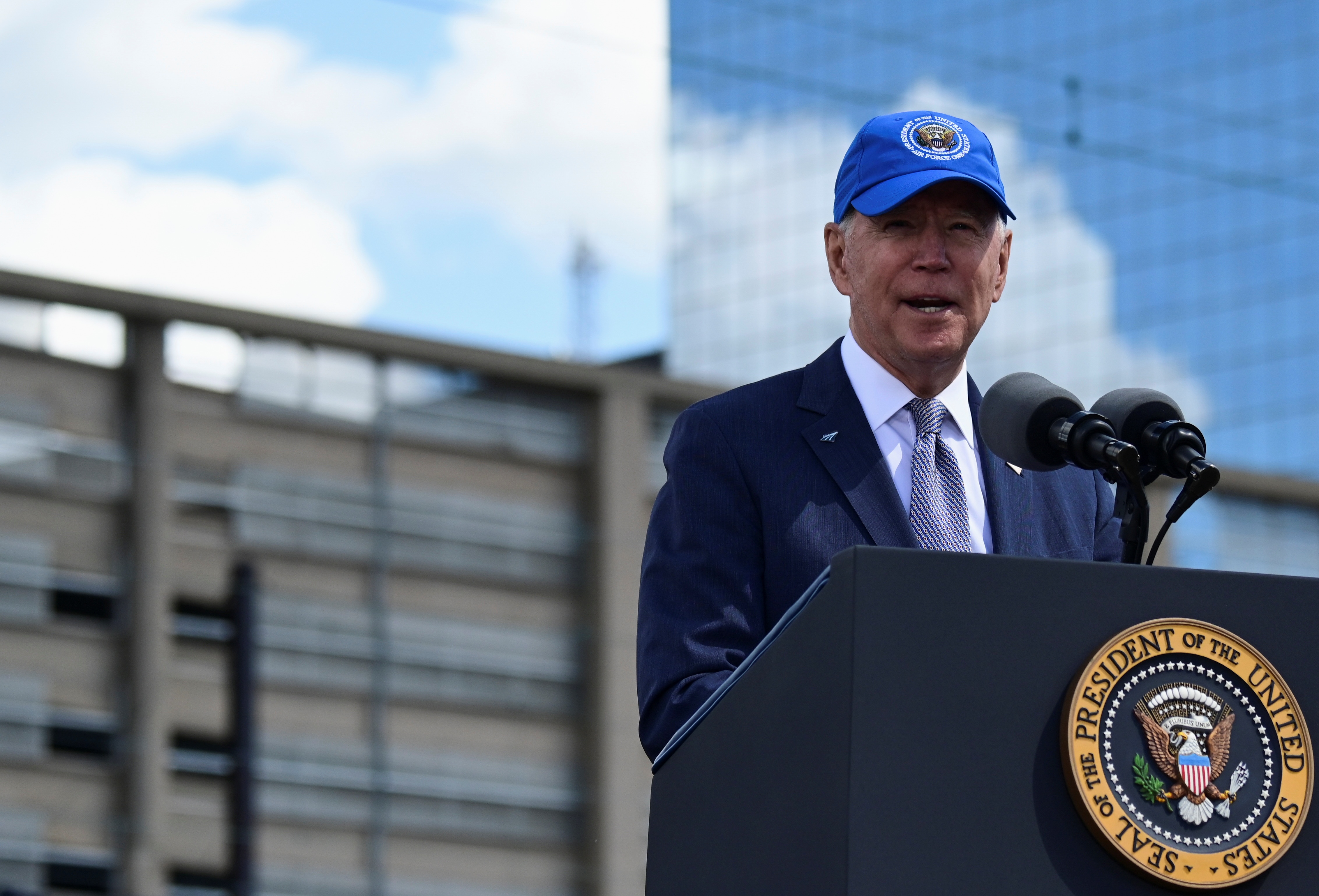 Bon cuoc khung hoang cua nuoc My va 100 ngay nhiem ky ong Biden hinh anh