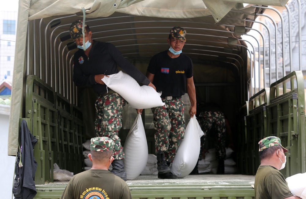 Quan doi Campuchia phat thuc pham cho nguoi o vung phong toa hinh anh