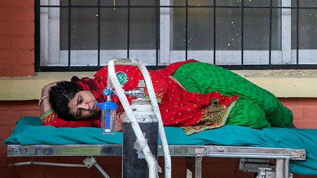 Bac si Nepal canh bao nguy co benh nhan Covid-19 chet tren duong pho hinh anh