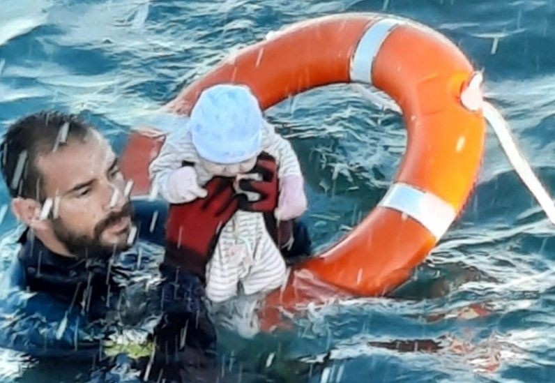 Buc anh khien the gioi thuc tinh ve cuoc khung hoang o Ceuta hinh anh