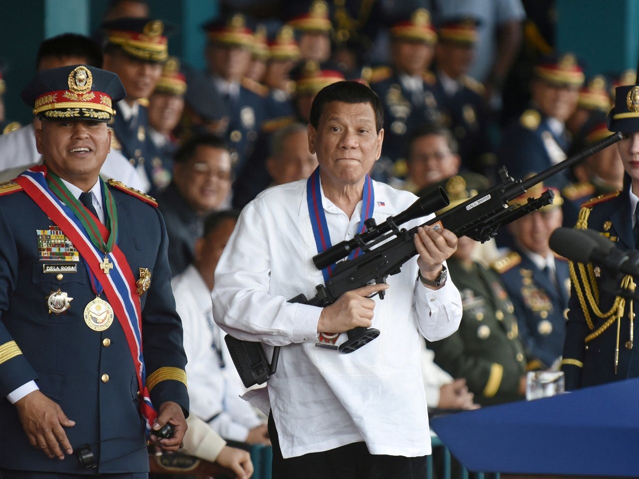 Cuu thi truong Philippines thiet mang khi co cuop sung canh sat hinh anh