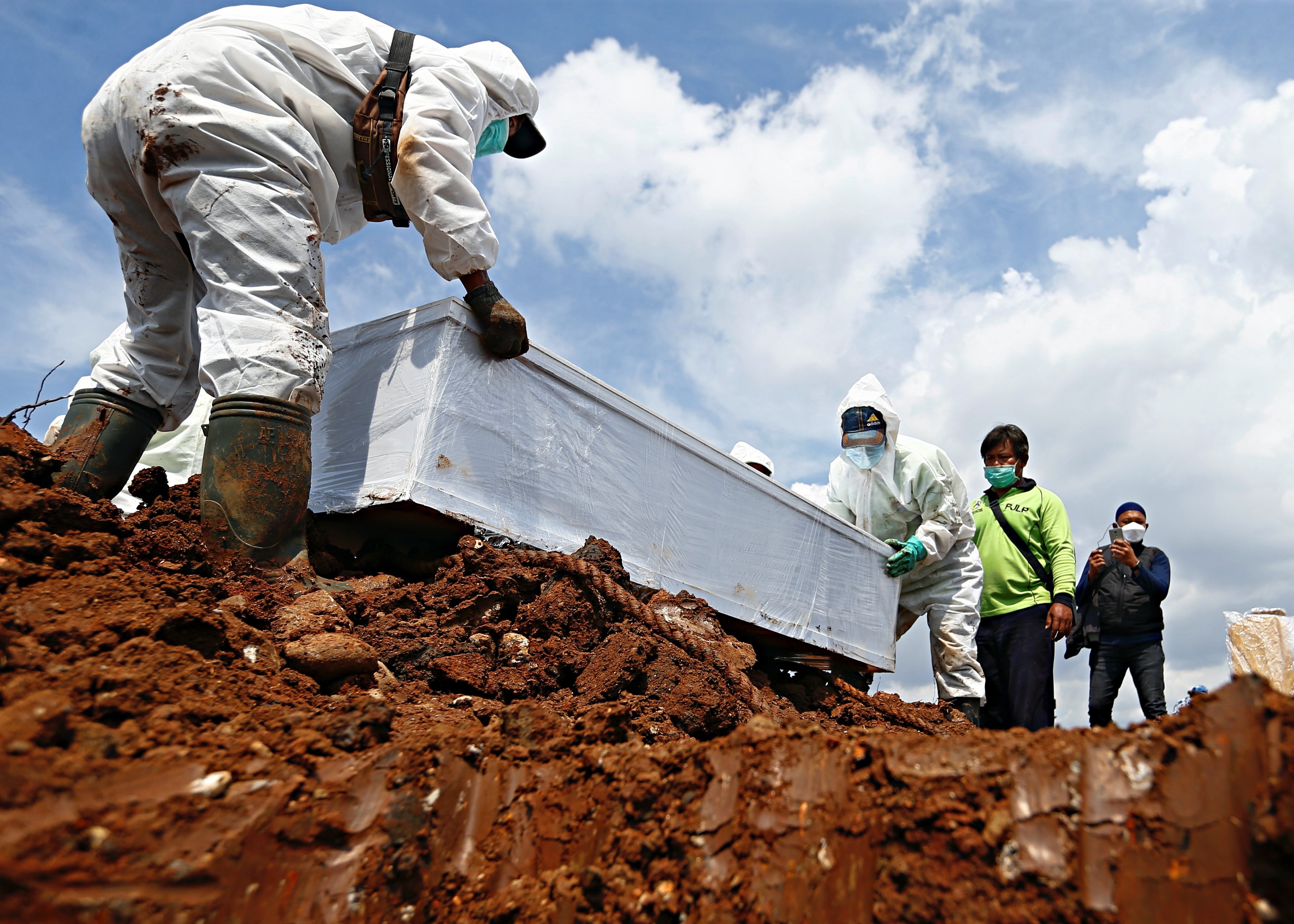 Ca tu vong tang nhanh, tinh nguyen vien Indonesia phu dong quan tai hinh anh