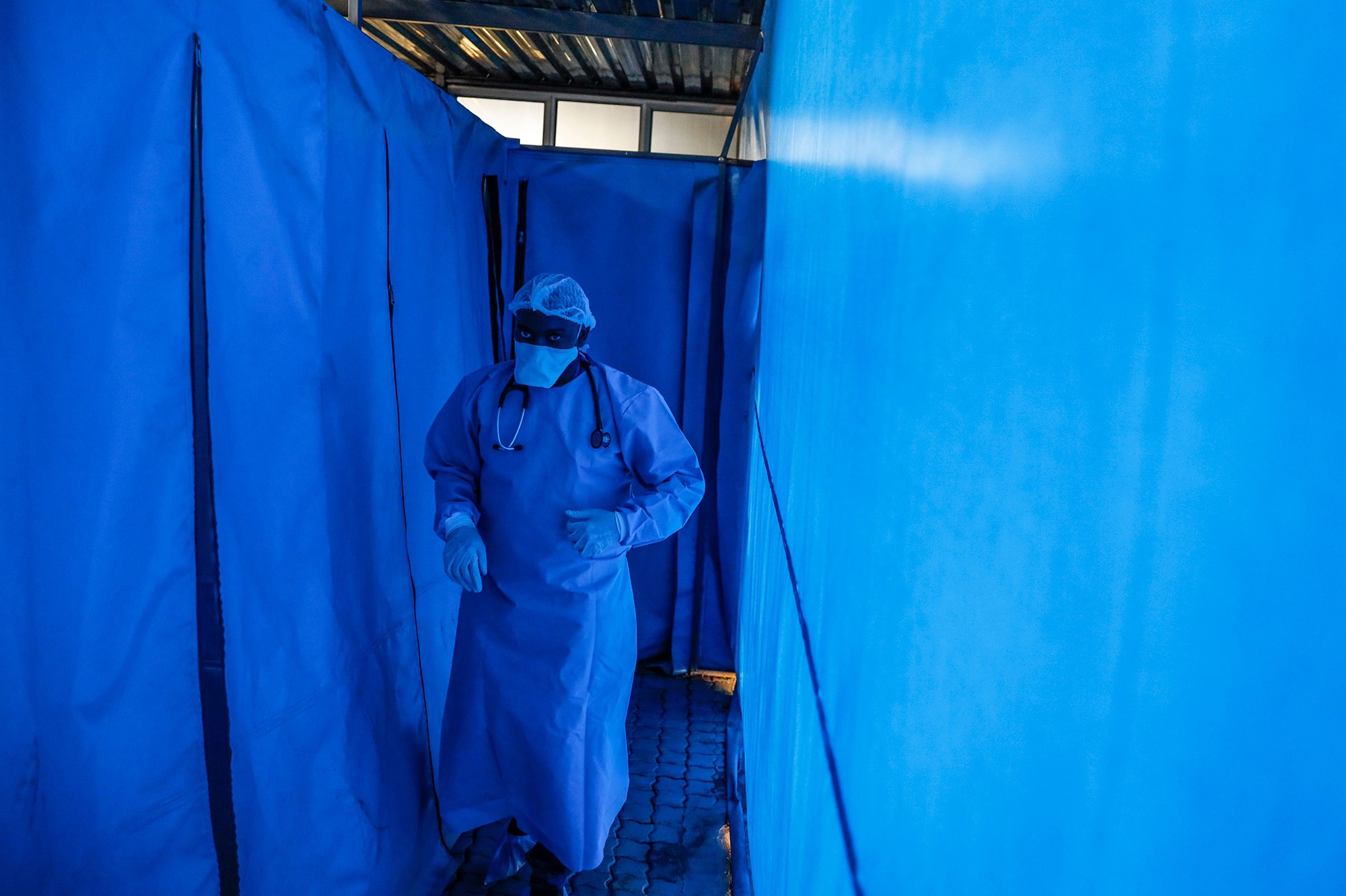 Virus dot bien 30 lan o co the benh nhan mac Covid-19 trong 216 ngay hinh anh