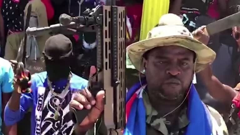 Chan nhien lieu, bang dang khet tieng 'bat ca nuoc Haiti lam con tin' hinh anh