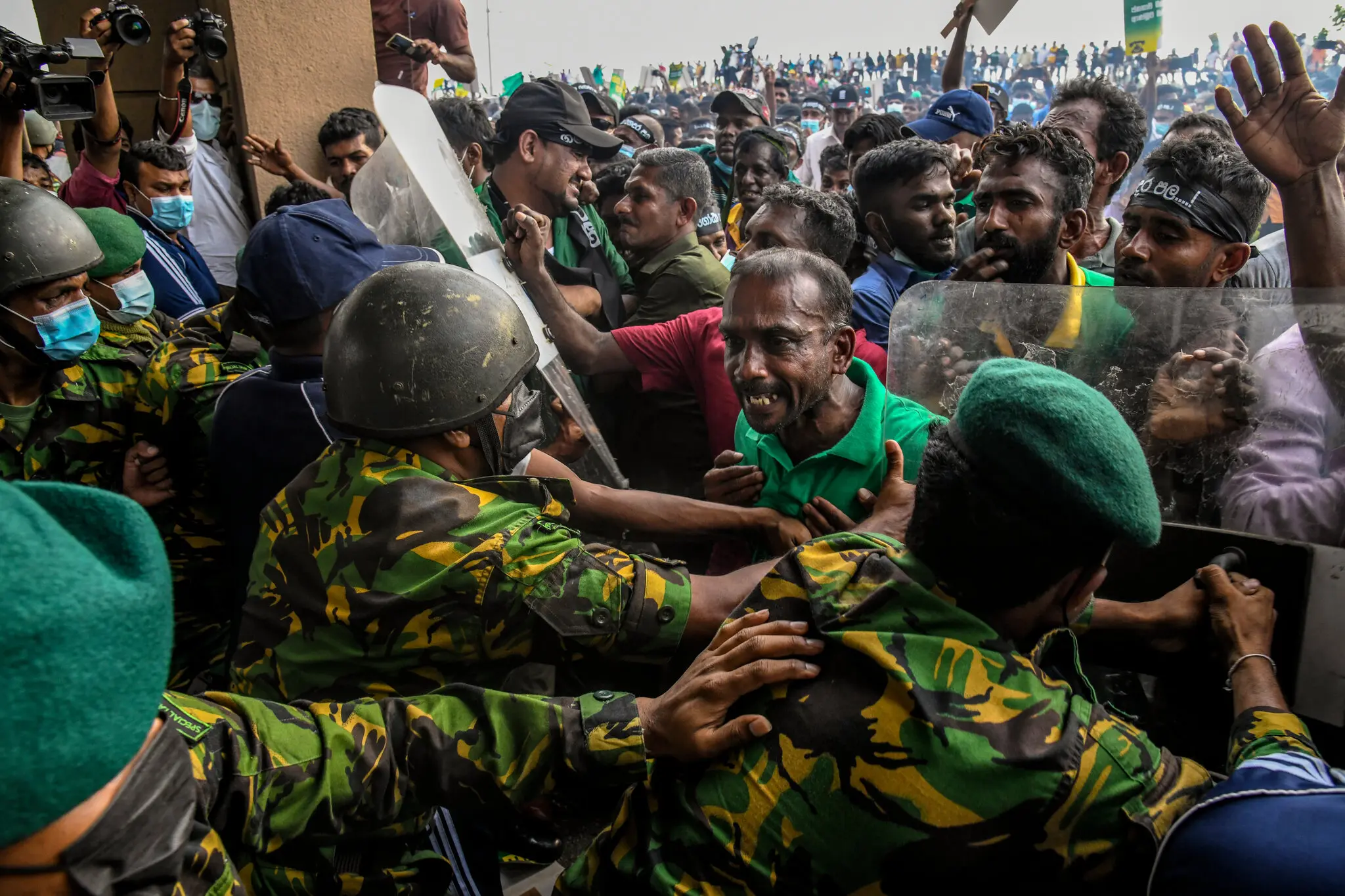 Dieu gi day Sri Lanka vao tinh canh vo no? hinh anh