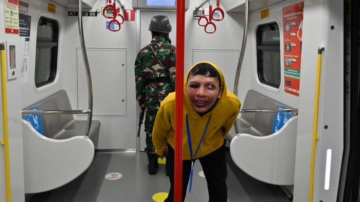 Chuyen tau 'xac song' gay thu hut tai Jakarta hinh anh