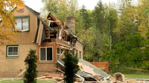 Tinh giac, nguoi dan ong phat hien may bay dam vao nha minh hinh anh