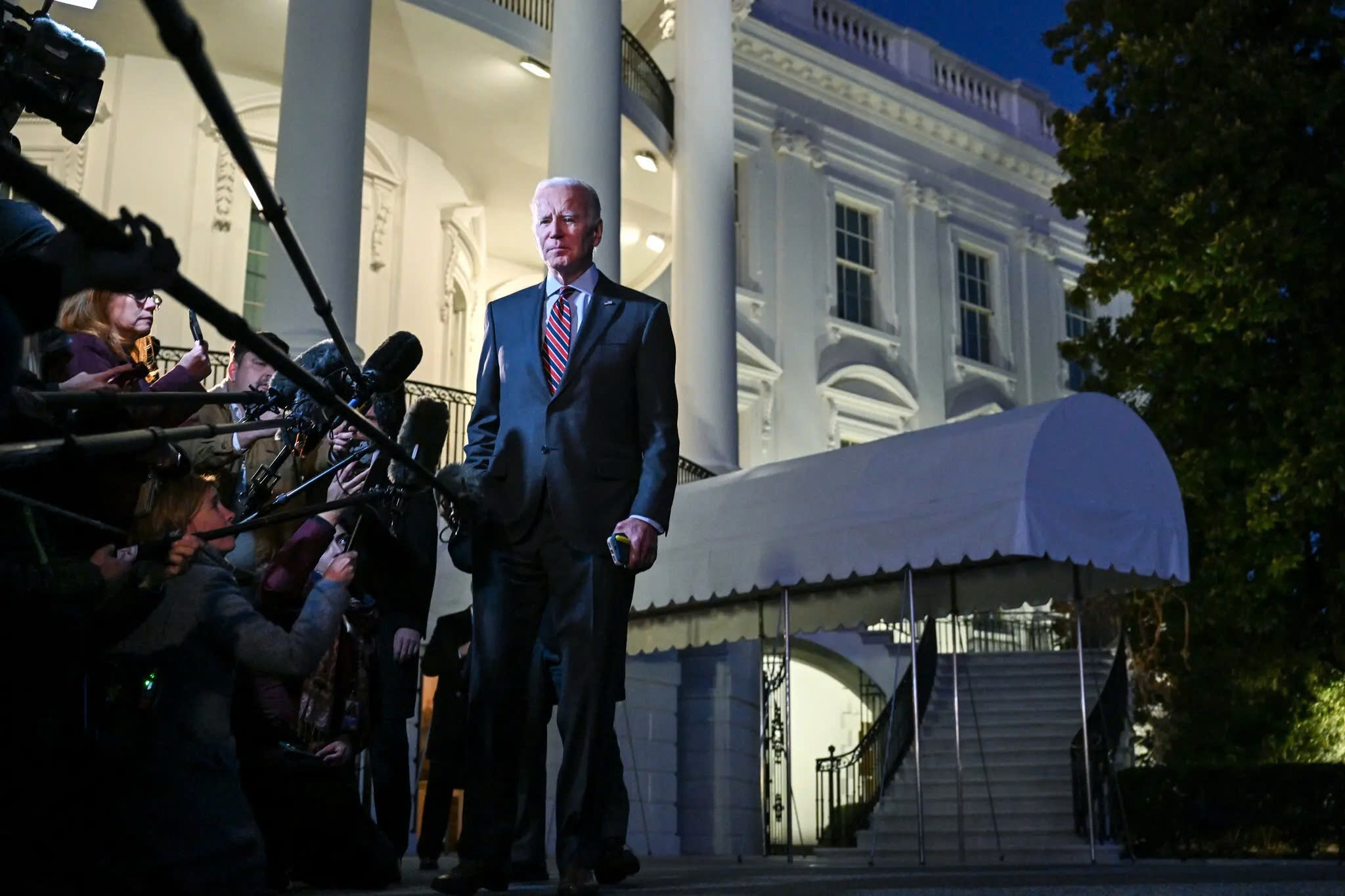 Su chu y don vao trung tam cua ong Biden giua be boi tai lieu mat hinh anh