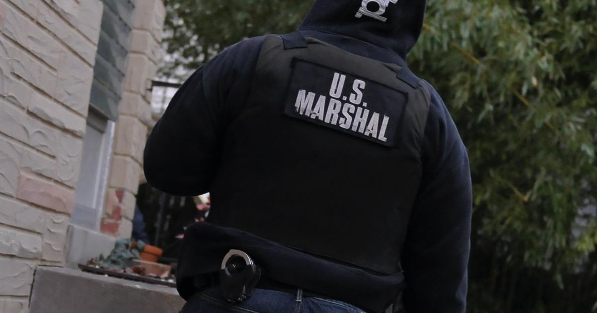 Be gai mat tich mot nam duoc tim thay trong tu quan ao hinh anh