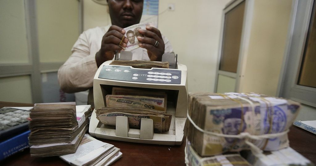 Nhieu nguoi Nigeria ngu qua dem ben ngoai ngan hang de cho rut tien hinh anh