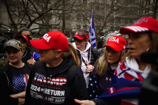 Nguoi bieu tinh tu hai phia cham mat truoc toa an Manhattan hinh anh