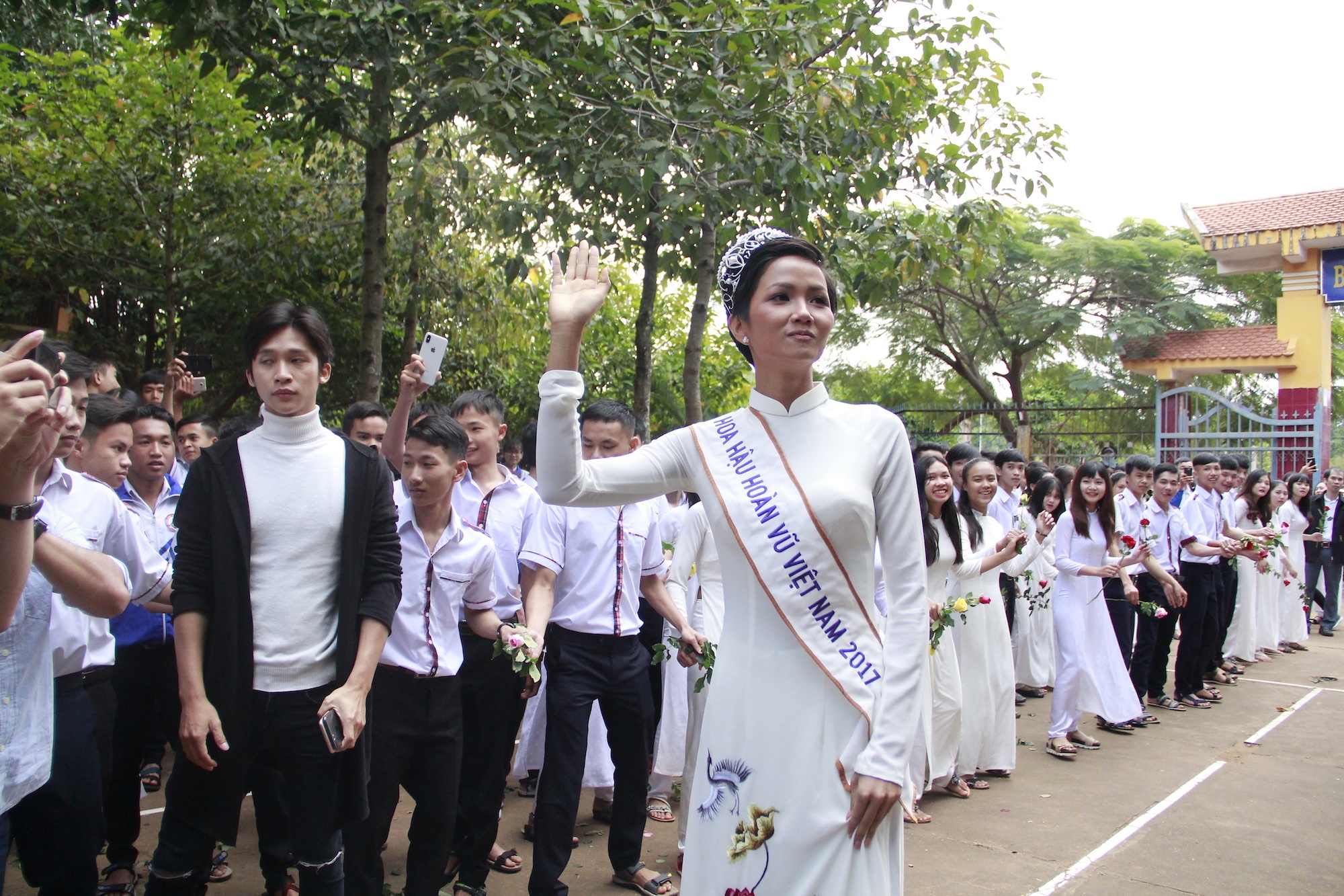 Hoa hau H'Hen Nie ve dak lak anh 1
