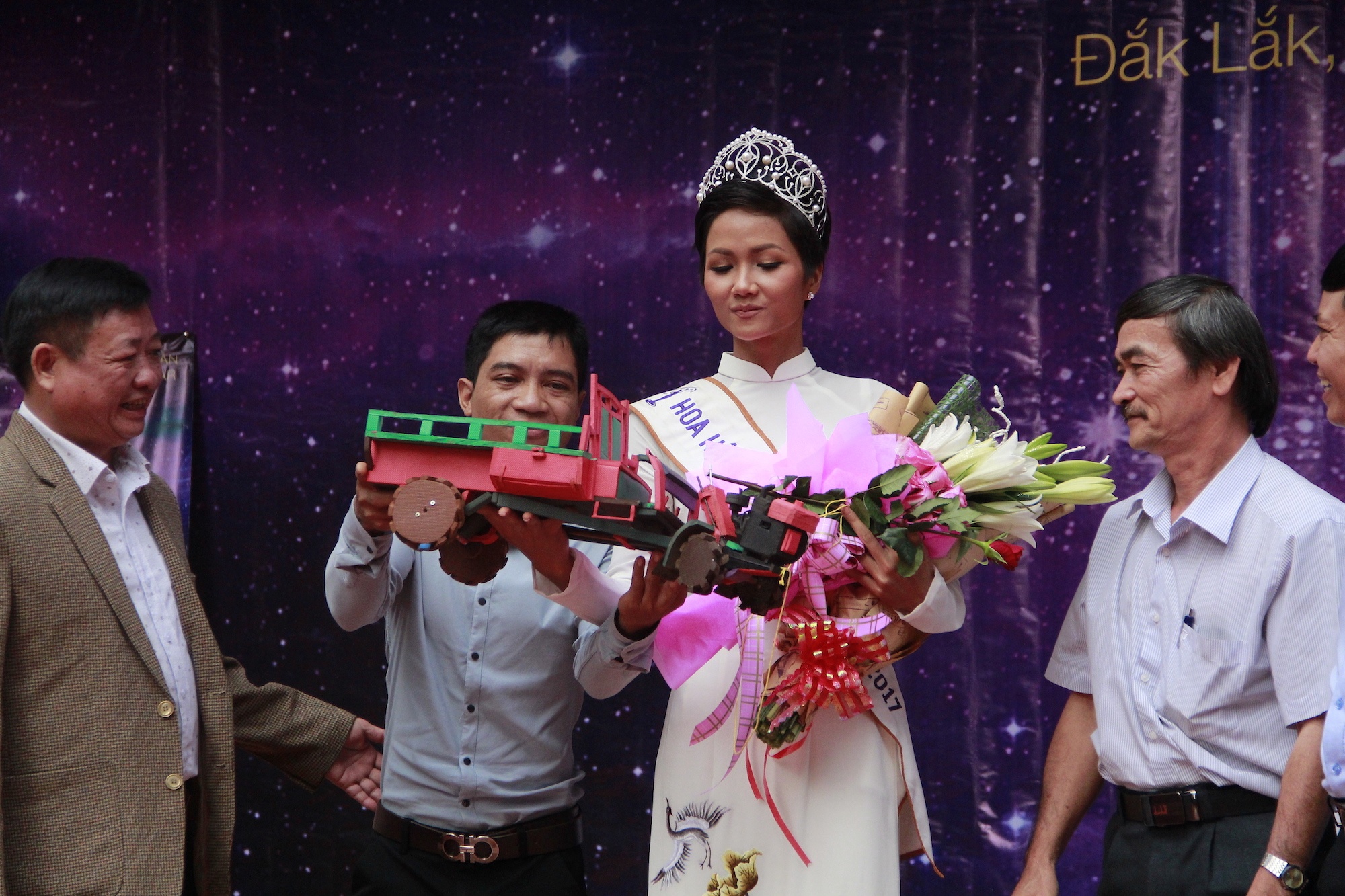 Hoa hau H'Hen Nie ve dak lak anh 5