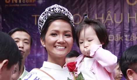 Hoa hau H'Hen Nie tham truong cu va trao hoc bong cho hoc sinh ngheo hinh anh