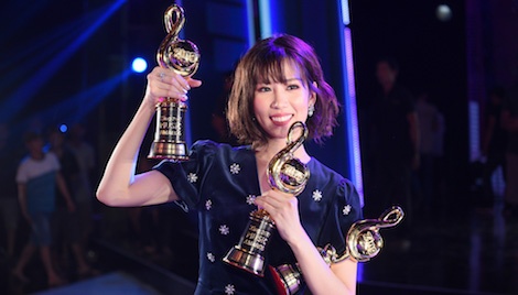 Min rang ngoi trong khoanh khac nhan 3 cup tren san khau ZMA 2017 hinh anh