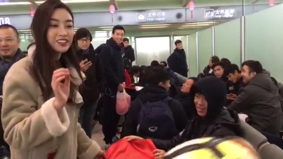 hoa hau do my linh gap u23 anh 1