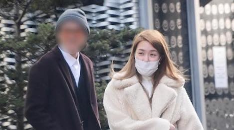 Nghi van Tiffany (SNSD) hen ho thanh vien ban nhac FM hinh anh