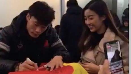 Hoa hau Do My Linh gap go thu mon Bui Tien Dung truoc khi ve nuoc hinh anh