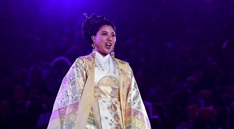 Nu danh ca Han Quoc gay an tuong khi the hien ca khuc chu de Olympic hinh anh
