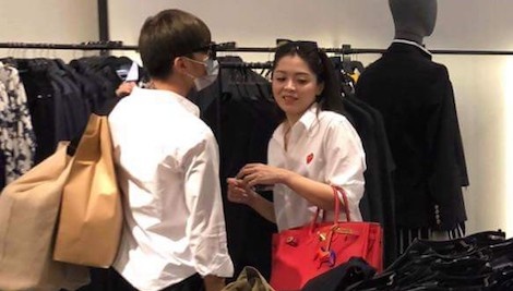 Soobin Hoang Son bi bat gap di mua sam cung ban gai tin don hinh anh