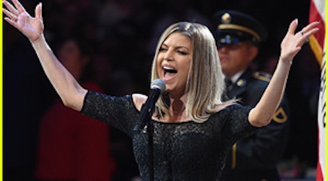 Giong ca cua Black Eyed Peas bi len an vi man hat quoc ca My tham hoa hinh anh