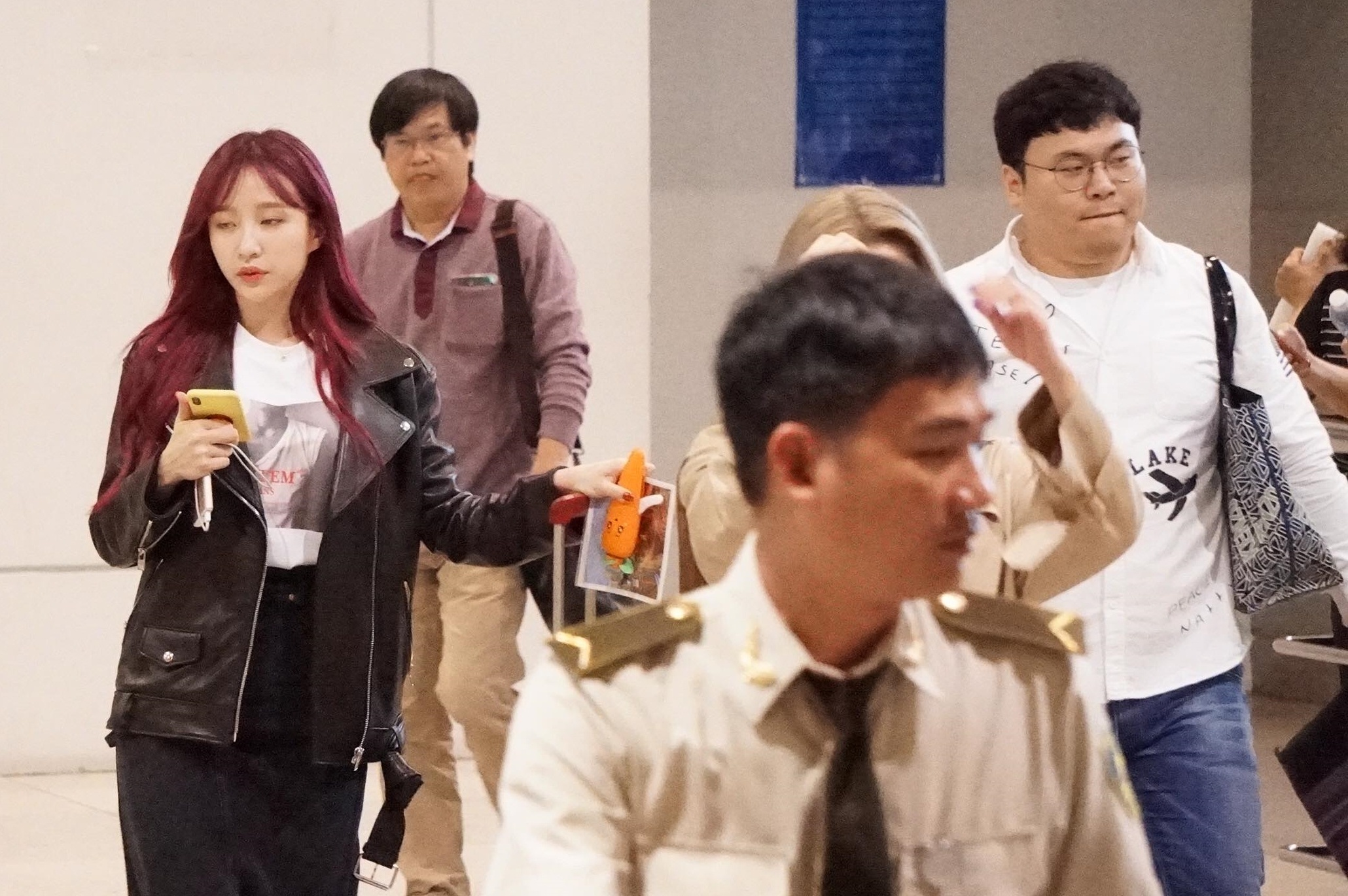 EXID di chuyen bang cong thuong san bay Tan Son Nhat hinh anh