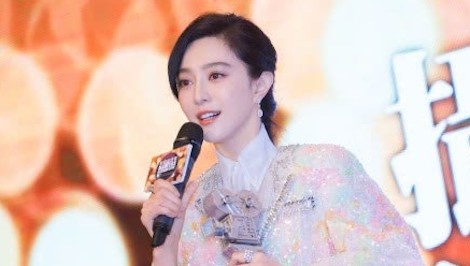 Pham Bang Bang nhan giai 'Quyen ru nhat trong mat nhiep anh gia' hinh anh