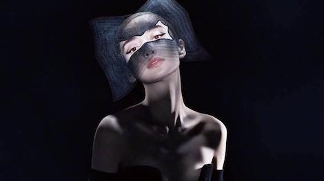 Nhan sac khong ti vet cua Angelababy tren bia tap chi Trung Quoc hinh anh