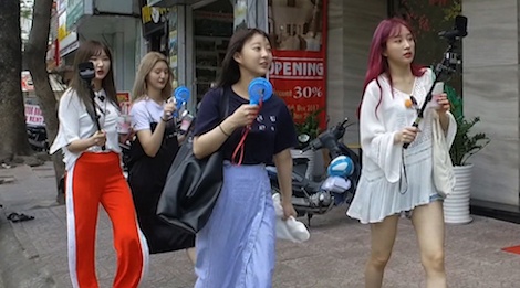 EXID o Viet Nam: Van tuoi tan va xinh dep du phai di bo duoi troi nang hinh anh