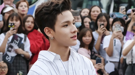 'Hoang tu lai' 16 tuoi Kim Samuel bieu dien o pho di bo Nguyen Hue hinh anh