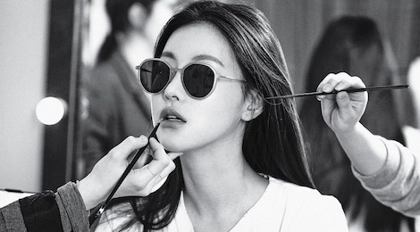 Anh hau truong dep khong can chinh sua cua ban gai moi Kim Bum hinh anh