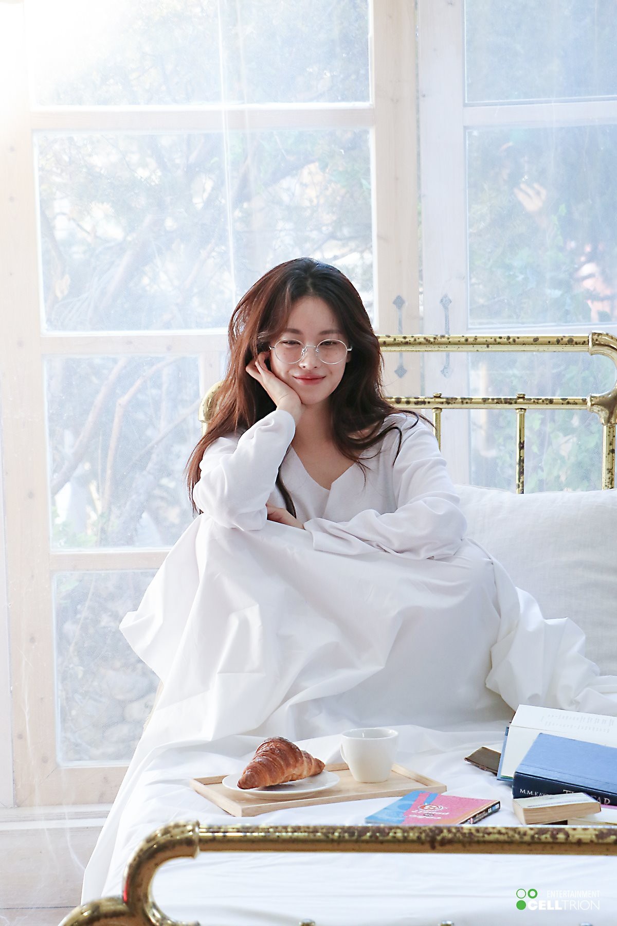 nhan sac ban gai kim bum anh 6