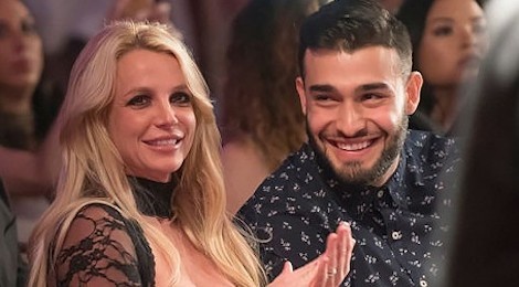 Britney Spears khoe clip tap nhay va om hon ban trai kem 13 tuoi hinh anh